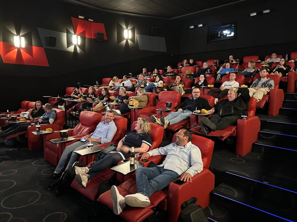 Diváci v červených sedačkách sálu Cinema City Chodov na VIP promítání