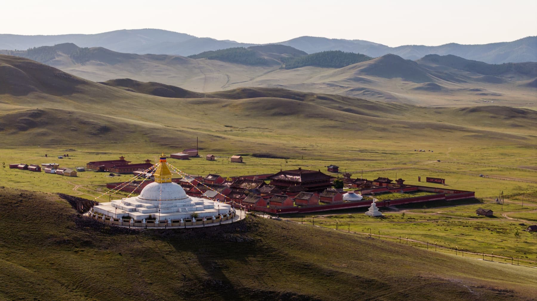 Letecký pohled na klášter Amarbayasgalant v mongolských horách
