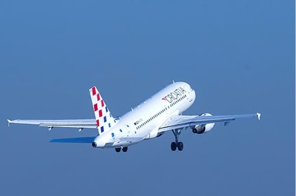 Letoun Croatia Airlines po vzletu na pozadí modré oblohy