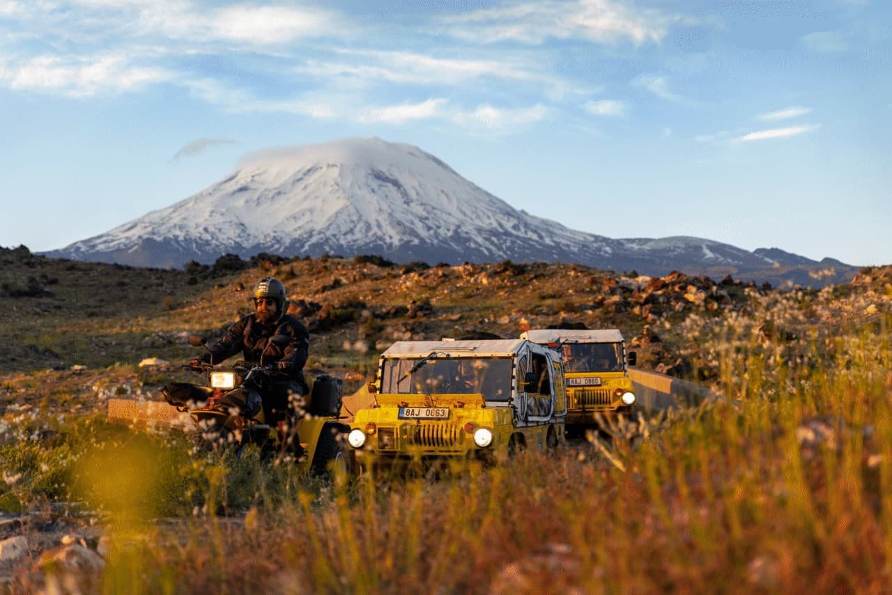 Vozidla Žluté expedice projíždí náhorní plošinou pod zasněženou horou Ararat